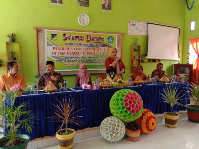 
					Kepala Cabang Dinas Pendidikan Menegah Wilayah II Provinsi Sulawesi Tengah  Intjesari P. Pasau  S Pd M.Si Msi, memberikan sambutanya pada kegiatan kunjungan persahabatan SMA Negeri 3 Model Sigi di SMA Negeri 1 Tinombo Selatan. (Foto : Samudin).
