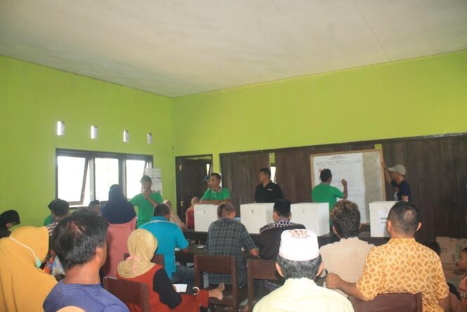 
 Proses Pemilihan Kepala Desa Antar Waktu Kasimbar Selatan (Foto : Samudin)