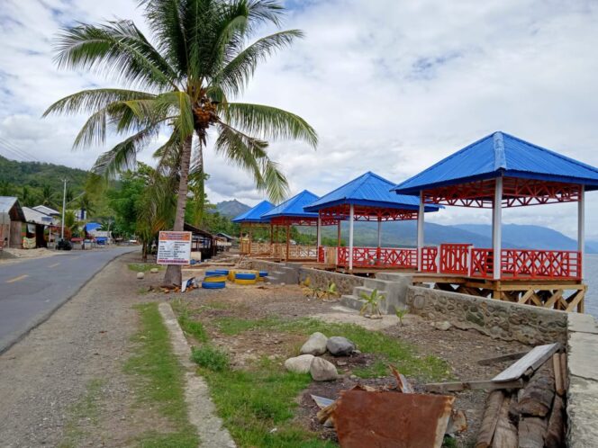 
					Pembangunan empat unit gazebo untuk wisata kuliner di Desa Dusunan (Foto:Fadel)