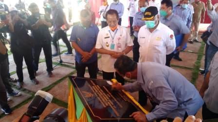
					Menteri Kelautan dan Perikanan (KP), Edhy Prabowo meresmikan pembangunan tambak udang moderen terbesar di Kabupaten Parigi Moutong (Parimo) yang terletak di Desa Sijoli, Kecamatan Moutong, Rabu (10/6). (Foto : Humas Pemda)