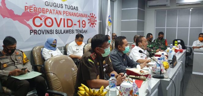 
					Gubernur Sulteng, Longki Djanggola saat memimpin rapat koordinasi penerapan disiplin protocol kesehatan Covid-19 bersama unsur Forkompimda Sulteng yang dilaksanakan secara virtual bersama Bupati/Walikota se-Sulteng, Rabu (23/9/2020).