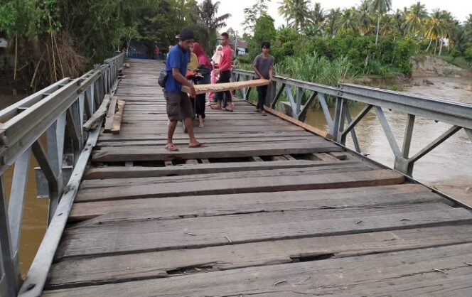 
					Kondisi Jembatan Cabang 3 Bolano Lambunu. (Foto : Istimewa)