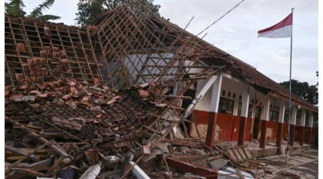 Sejumlah bangunan terdampak akibat Gempa di Cianjur, Jawa Barat. (Foto: REUTERS/STRINGER)

