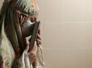 Ket. Foto: Ilustrasi Wanita Sedang Sholat by ShutterStock
